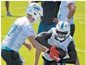  ?? WILFREDO LEE/AP ?? Quarterbac­k Ryan Tannehill, left, and running back Frank Gore are two of the 30-somethings that will need to produce for the Dolphins.