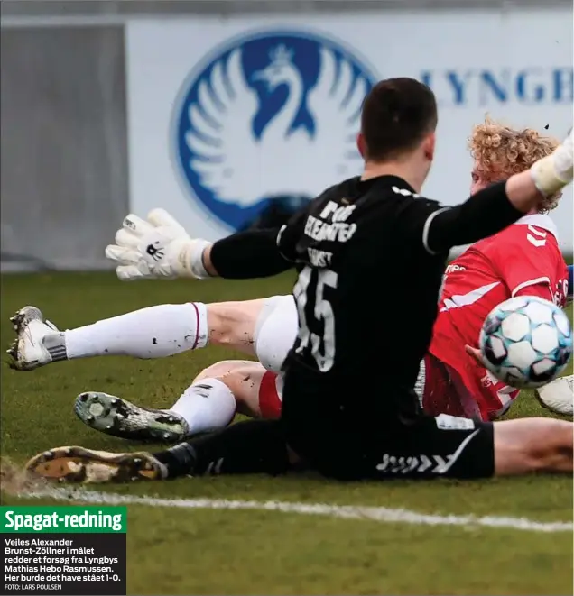  ?? FOTO: LARS POULSEN ?? Spagat-redning
Vejles Alexander Brunst-Zöllner i målet redder et forsøg fra Lyngbys Mathias Hebo Rasmussen. Her burde det have stået 1-0.