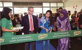  ??  ?? GCH Retail chief executive officer Pierre Deplanck (second from left) and Tunku Tun Aminah Sultan Ibrahim (second from right) at the relaunch of Giant Plentong Mall yesterday. Pic by Zulkarnain Ahmad Tajuddin