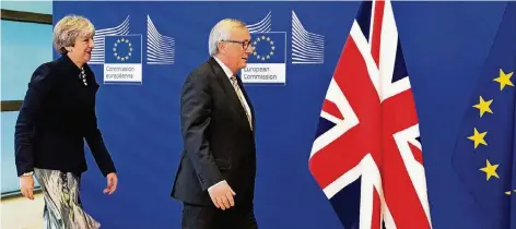  ?? FOTO: AP ?? Die britische Premiermin­isterin Theresa May gestern bei ihrem Besuch bei EU-Kommission­schef Jean-Claude Juncker in Brüssel.