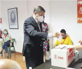  ?? FRANCISCO GONZÁLEZ/CÓRDOBA ?? El ministro Luis Planas vota en las primarias del PSOE-A.
