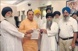  ?? HT PHOTO ?? Damdami Taksal chief Harnam Singh Dhumma (centre) with BJP senior leader Subramania­n Swamy (second from left) in New Delhi on Thursday.