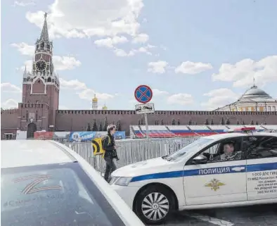  ?? MAXIM SHIPENKOV / EFE ?? Vigilancia policial en la plaza Roja de Moscú, junto a las murallas del Kremlin, ayer.