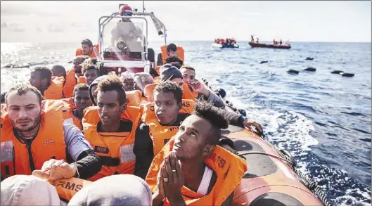 ?? Ảnh: DW ?? Dòng người di cư vượt biển vào châu Âu ngày càng tăng.
