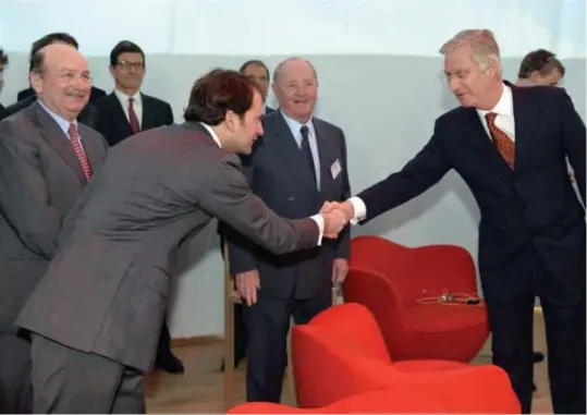  ?? © belga ?? Cédric Frère schudt koning Filip de hand. Links van hem zijn vader Gérald, rechts van hem zijn grootvader Albert.