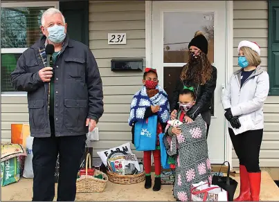  ?? The Sentinel-Record/Tanner Newton ?? WELCOME: Dave Mason, left, family advocate, speaks about the Simmons family during their Habitat home dedication on Dec. 19. New homeowner Stevie Simmons stands behind her daughters Ka’Leah, left, and Heaven, as Habitat Executive Director Cindy Wagstaff watches.