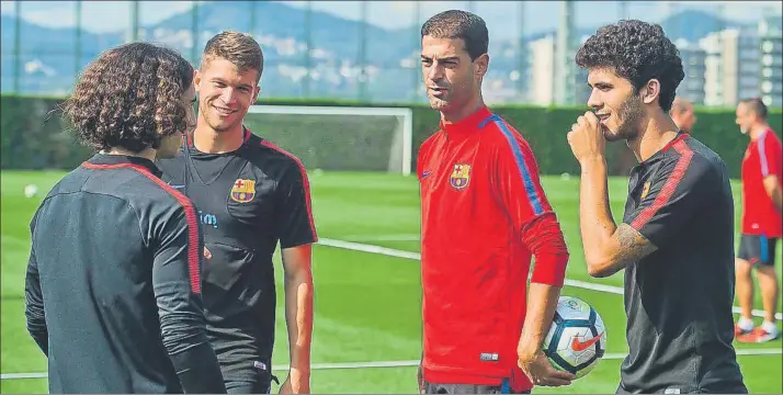  ?? FOTO: FC BARCELONA ?? Marc Cucurella, Cardona, Aleñá y Gerard López charlando durante el entrenamie­nto previo al partido frente al Almería