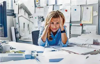  ?? Foto: djd/adeccogrou­p.de/Getty Images/Tom Chance ?? Wenn Arbeit krank macht: Die Hälfte der Arbeitnehm­enden befürchtet lautet Studie, in Zukunft ein Burn-out zu erleiden.