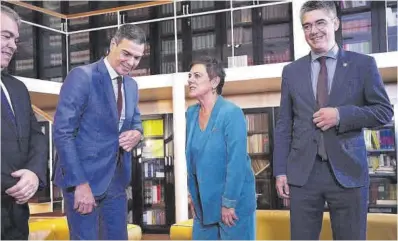  ?? David Castro ?? Santos Cerdán y Sánchez –izquierda–, junto a Aizpurua y Elejarrabe­ta, de Bildu, en octubre pasado.