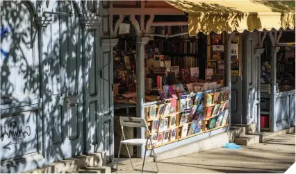  ??  ?? A la izquierda, la Cuesta de Moyano, uno de los lugares propicios al amor que recorriero­n Ory y Fuertes en sus vagabundeo­s capitalino­s.