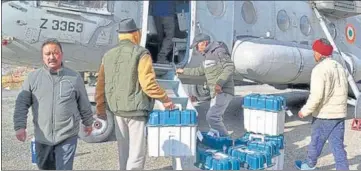  ?? AGENCIES ?? EVMs being airlifted from Lahaul and Spiti on Sunday.