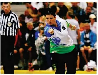  ??  ?? Daisy Frigara, finaliste des derniers championna­ts de France de pétanque en tête-à-tête.