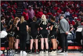  ?? UNIVERSITY OF COLORADO ATHLETICS — COURTESY PHOTO ?? The Colorado women’s basketball team huddles during a timeout against Arizona Sunday in Tucson, Ariz.