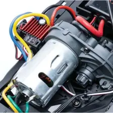  ?? ?? The transmissi­on is centrally located in the chassis, giving the CC02 great weight distributi­on. The motor is biased towards the front to match the weight of the battery in the rear.
