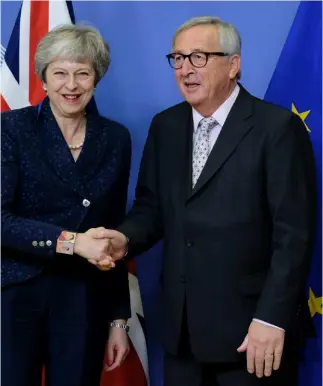  ??  ?? Theresa May e il presidente dell’esecutivo comunitari­o Jean-Claude Juncker