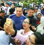  ?? AKHMAD RIZAL/JAWA POS ?? TERBUKA: Agus Harimurti Yudhoyono yang akrab dipanggil AHY (tengah) berfoto bersama peserta Jawa Pos Zumba Party.