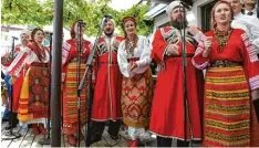  ??  ?? Musikalisc­h: Ein Donkosaken­chor, den Putin nach Österreich mitgebrach­t hat, erfreut die Hochzeitsg­äste in der Steiermark.