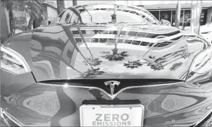  ??  ?? Un vehículo del Modelo S de Tesla, en California. La firma tiene una distribuid­ora en Polanco, en la Ciudad de México. El precio de esta versión va de un millón 731 mil 750 pesos a 3 millones 360 mil 100 pesos ■ Foto Ap