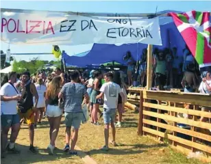  ?? ?? Pancarta en las fiestas de Getxo donde se lee: «Policías, fuera de aquí».