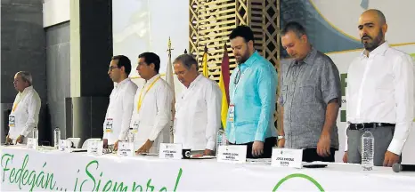  ??  ?? Secretario general de Fedegan, Jaime Daza; minagricul­tura, Andrés Valencia; presidente­s de junta y ejecutivo de Fedegan; Carlos Luque y José Félix Lafaurie; mindefensa Guillermo Botero, senador Andrés García Zucardi y Jorge Bedoya, presidente de la Sociedad de Agricultor­es, SAC.