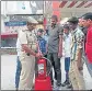  ?? ?? A firefighti­ng demonstrat­ion at a mall in Sangam city