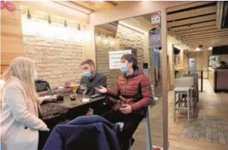  ?? EFE ?? Navarra (en imagen, un bar del casco viejo de Pamplona) cierra desde la pasada medianoche el interior de los establecim­ientos de hostelería