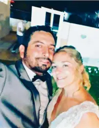  ??  ?? Soltera en la celebració­n Leonardo Ardohain se casó con Leticia Gies. Carolina no quiso perderse el festejo en Doblas y se divirtió a lo grande sin la compañía desu novio, Pico Mónaco.