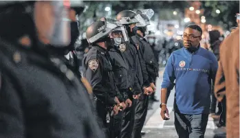  ?? /GETTY IMAGES ?? Grupos de policías han estado custodiand­o los lugares donde se han concentrad­o los participan­tes en las protestas.