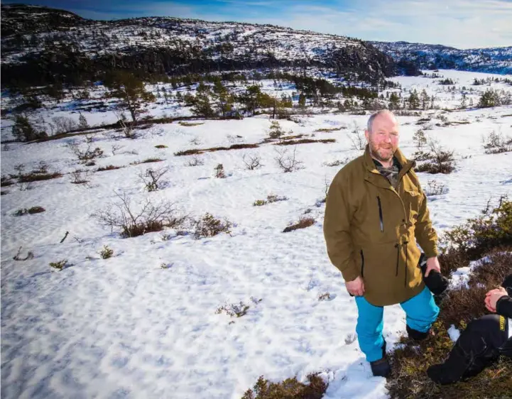  ??  ?? Som de eneste to av 25 grunneiere nekter Geir Lode og Dag Ingvard Sandåker å skrive under på å få vindmøller på sine eiendommer her på Honnaheia i Åseral. Men de føler presset på seg om å gi seg.