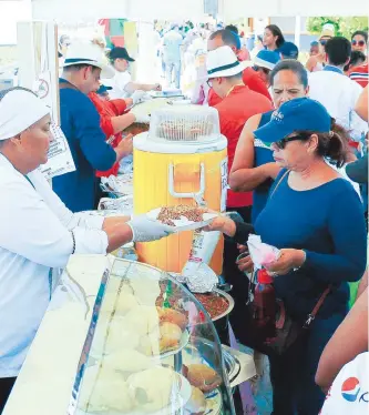  ?? FOTOS: GUILLERMO GONZÁLEZ / ADN ?? Arroces y muchas otras recetas fueron saboreadas desde antes del mediodía junto al Río Magdalena.