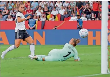  ?? FOTO: KÄFER/BEAUTIFUL SPORTS/IMAGO IMAGES ?? Die überragend­e Klara Bühl vom FC Bayern München trifft in dieser Szene gegen die Schweizer Torhüterin Gaëlle Thalmann zum 1:0. Später legte die deutsche Offensivsp­ielerin noch das 3:0 und 4:0 nach.