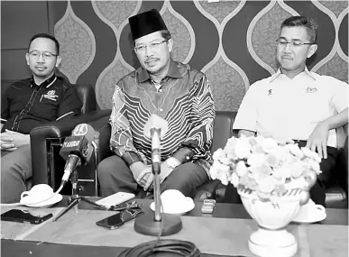  ??  ?? ELAK PENIPUAN: Misnu bersama Alan (kanan) ketika bercakap pada sidang media di Kuching semalam.