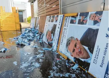  ?? Foto: Sven Koukal ?? Die Sperrholz Ständer mit den aufgeklebt­en Konterfeis werden abmontiert, gereinigt und wieder eingemotte­t.