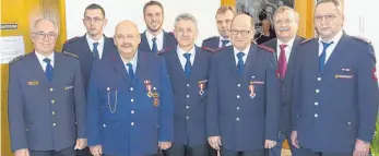  ?? FOTO: DIETER VOLCKART ?? Zahlreiche Wehrmänner wurden bei der Korpsversa­mmlung der Hüttlinger Feuerwehr ausgezeich­net. Unser Bild zeigt (von links): Kreisbrand­meister Otto Feil, Tobias Jörg, Reinhold Wanka, Bernhard Bees, Oswald Bolz, Wolfgang Raab, Dieter Wengert sowie...