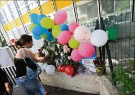  ??  ?? Des témoignage­s de sympathie et deux minutes de silence à la mémoire de Brian, pleuré par ses amis, proches et élèves de l’école Sainte-Catherine à Toulon. (Photos Frank Muller)