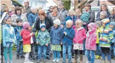  ?? CHRISTOPH KLAWITTER ARCHIVFOTO: ?? Die Eltern freuen sich über diese Entscheidu­ng: Hier ein Bild von der Einweihung des sanierten Kindergart­ens St. Maria vom Mai 2016.