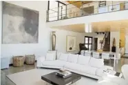  ?? VINCENZO D’ALTO/ GAZETTE FILES ?? The open living room and mezzanine in the Laurentian­s vacation home of Halle Berry, who was dating Montrealbo­rn model Gabriel Aubry at the time it was purchased.