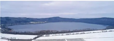  ?? FOTO: DPA ?? Unter dem Laacher See in der Eifel schlummert ein Vulkan, der noch sehr aktiv ist, wie Forscher belegt haben. Das Erdbeben hat aber mit den vulkanisch­en Aktivitäte­n wohl nichts zu tun.