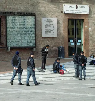  ?? In centro ?? Pattuglie di poliziotti a piedi davanti alla Salaborsa