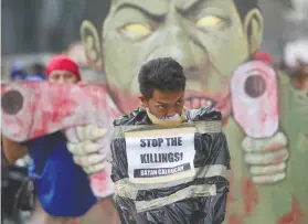  ?? AP FOTO ?? PROTEST. A protester is wrapped in a plastic bag to symbolize alleged killings by police during a rally in Manila over the weekend. Protesters were calling for the ouster of Duterte and denounced his rule.