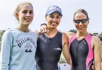 ??  ?? Die vrouewenne­rs in die Super sprint, wat ‘n 750 m-swem, 20 km-fietsry, 5 km-hardloop behels het, is van links: Jessica Devine (wenner), Annemarie Cronjé (tweede) en Madré van Zyl (derde).