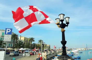  ??  ?? I tifosi del Bari con il fiato sospeso: per ora la promozione in B è a rischio