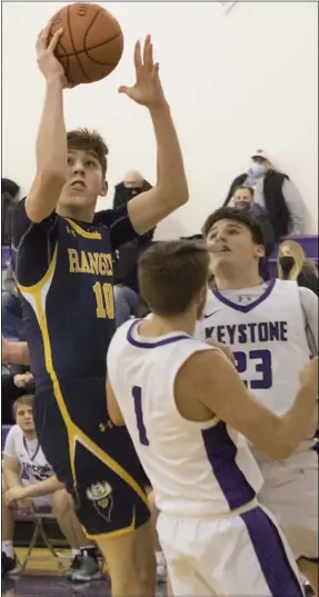  ?? JENNIFER FORBUS - FOR THE MORNING JOURNAL ?? Jake Boynar of North Ridgeville takes aim for two points.