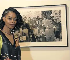  ?? Pictures: David Harrison ?? Didi Mogashoa in front of John Liebenberg’s picture.