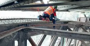  ??  ?? Rilievi I rocciatori di Rfi al lavoro ieri per eseguire una serie di interventi preparator­i sul ponte