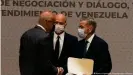  ??  ?? Jorge Rodríguez (izqda.), presidente de la Asamblea Nacional de Venezuela, saluda a Gerardo Blyde Pérez, delegado de la oposición, en Ciudad de México. (13.08.2021).