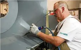 ??  ?? Jens-Uwe Klingeberg arbeitet in der Firma Zuber in Rudolstadt an einem Kunststoff-Behälter. Foto: Heike Enzian