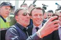  ?? BENOIT TESSIER / REUTERS ?? A supporter snaps a selfie with presidenti­al candidate Emmanuel Macron in Albi, France, on Thursday.