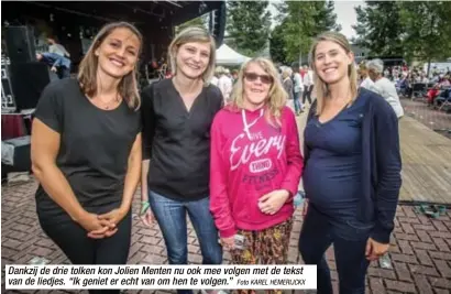  ?? Foto KAREL HEMERIJCKX ?? Dankzij de drie tolken kon Jolien Menten nu ook mee volgen met de tekst van de liedjes. “Ik geniet er echt van om hen te volgen.”