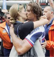  ??  ?? Il bacio appassiona­to con la fidanzata Katarina Smolkova
ANSA